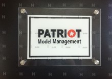 Акриловая табличка на дистанционных держателях для модельного агентства Патриот